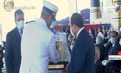 هدية تذكارية للرئيس عبد الفتاح السيسى تتمثل فى مجسم في مبنى 