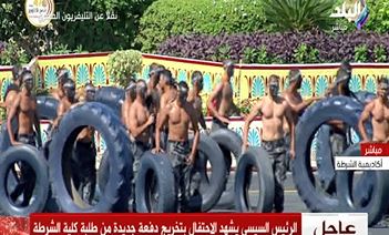 استعراض تدريبات بدنية عالية القوة والمهارة أما الرئيس