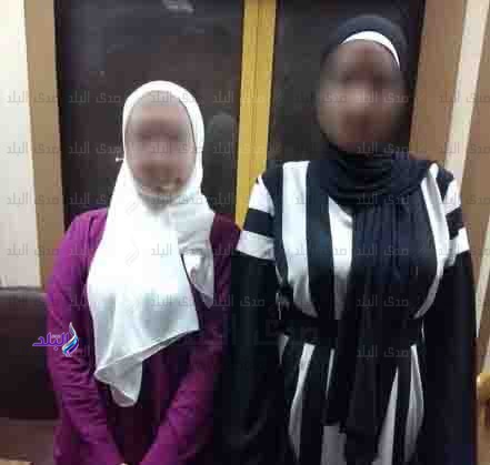 فتاتين يديران مركز تعليمي وهمى