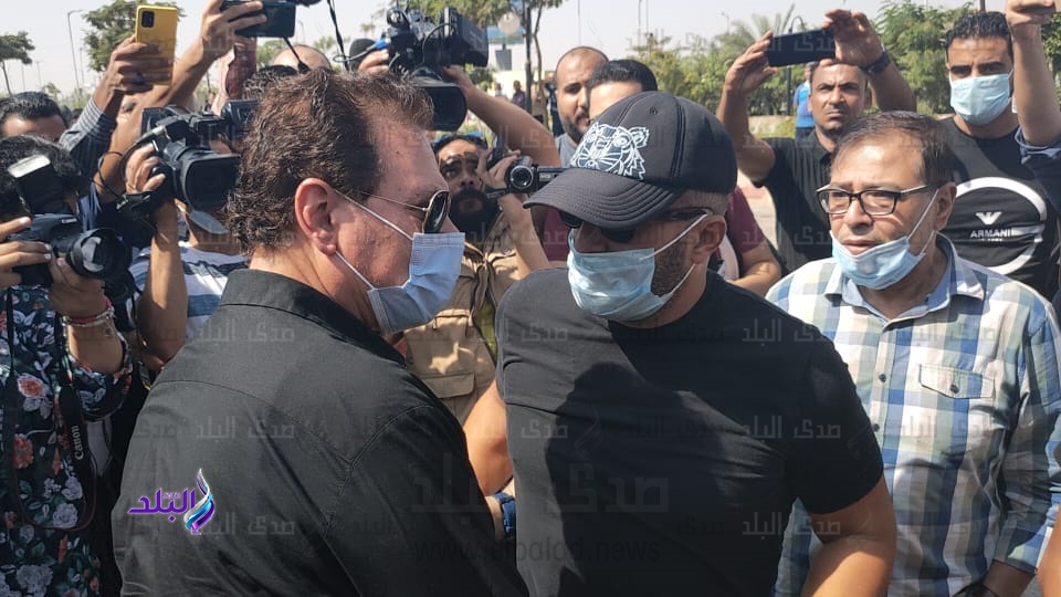 احمد السقا فى جنازة محمود ياسين 