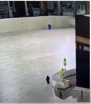 سيدة تطوف حول الكعبة وحدها