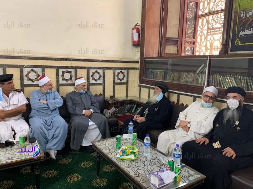 أسقف طنطا وأئمة الأوقاف يتناولون "قرفة" أمام السيد البدوى