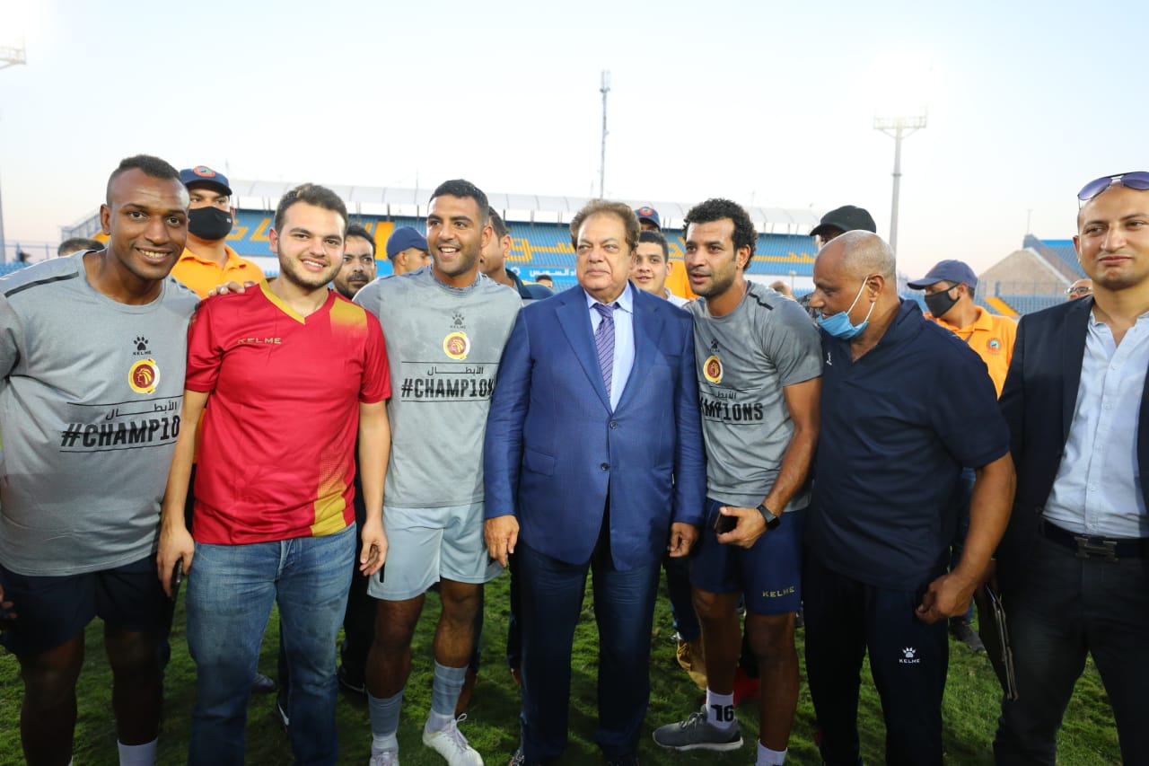 النائب محمد أبو العينين مع اللاعبين بعد التأهل