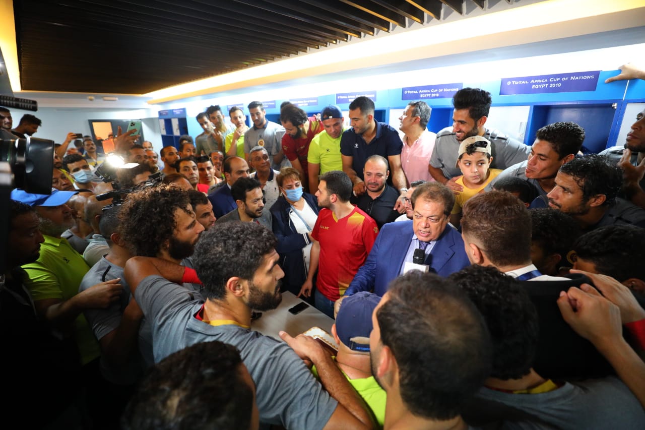 احتفالات لاعبي سيراميكا مع أبو العينين