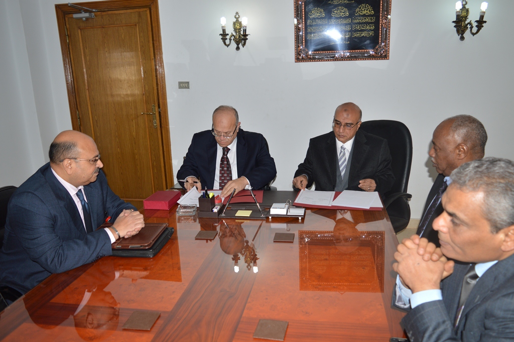 جانب من توقيع البروتوكول