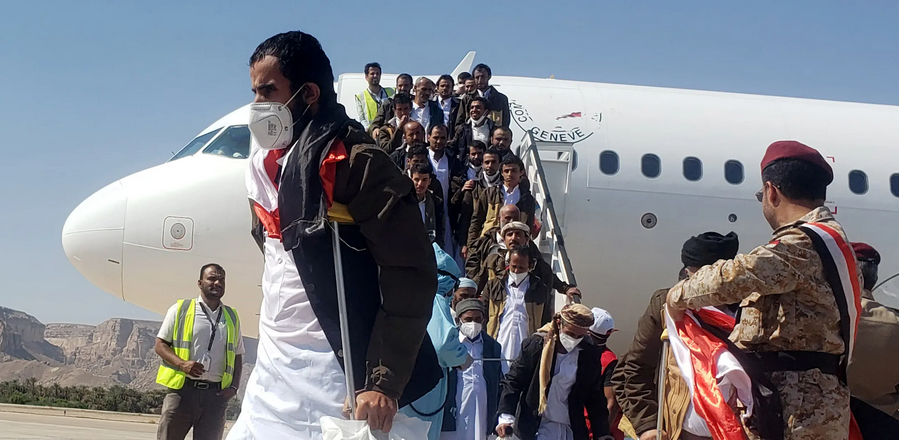 عدد من الاسري بعد تحريرهم