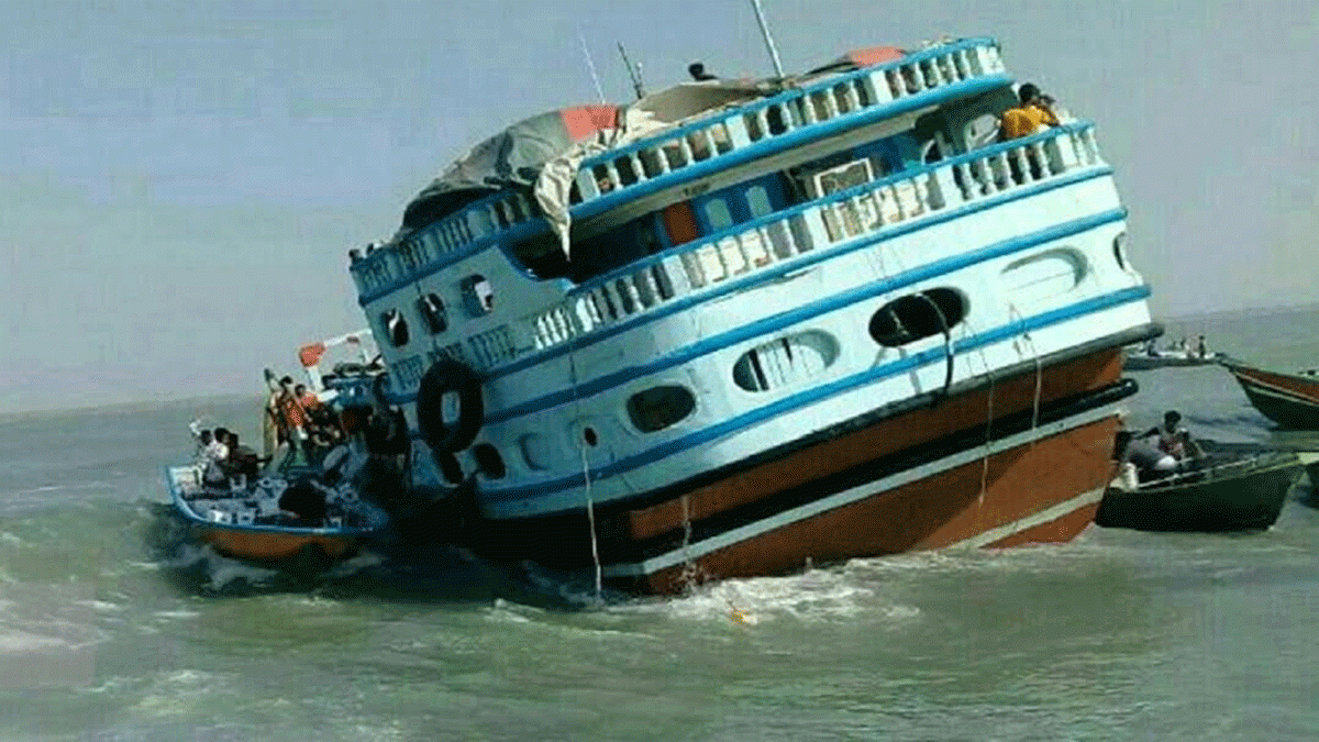غرق سفينة تجارية إيرانية بعد تعرضها لحريق في الخليج