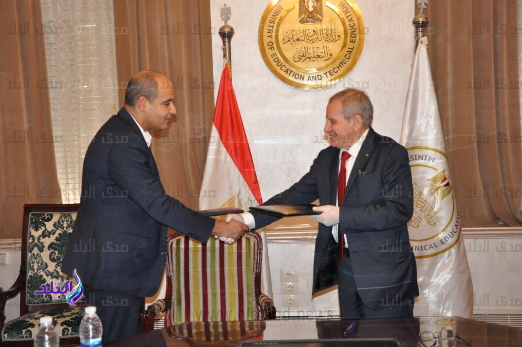 صورة بعد توقيع البروتوكول