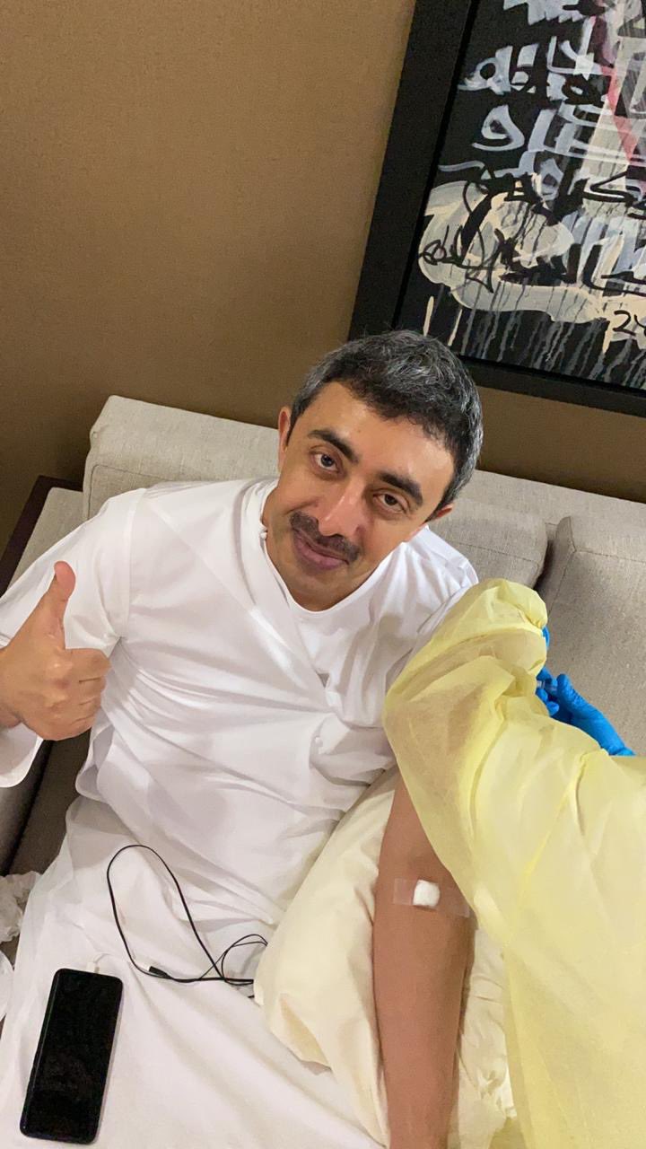 وزير الخارجية الإماراتي أثناء تلقي المصل 