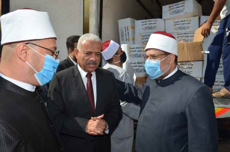 وزير الأوقاف ومحافظ السويس يشهدان توزيع لحوم صكوك الأضاحي