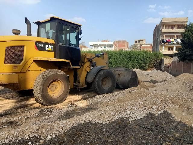 إزالة ملعب خماسي ومزرعة دواجن بدون تراخيص علي أرض زراعية 