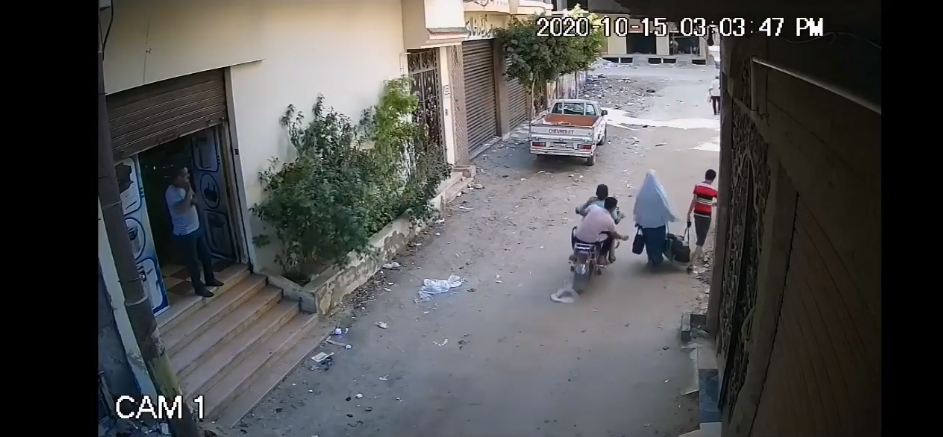  فيديو يرصد لحظة سرقة حقيبة سيدة بالقوة في الشرقية