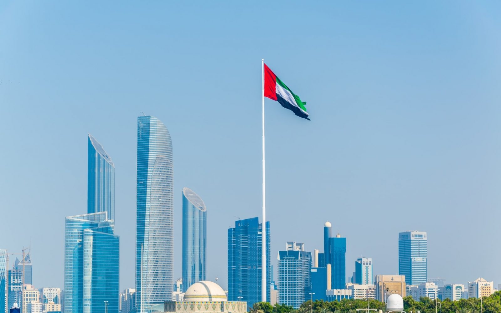 الإمارات تستنكر العمل الإرهابي قرب باريس