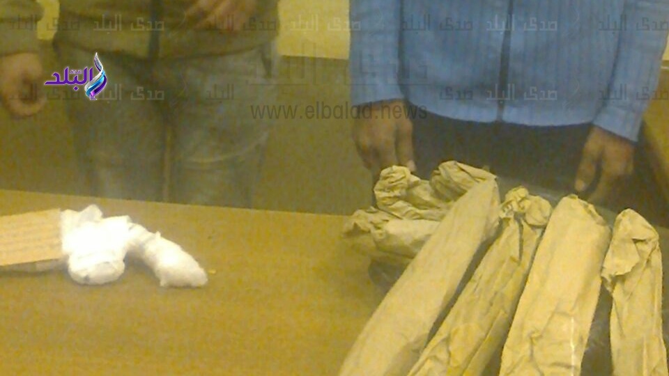 عاطلين يتاجران في المخدرات 