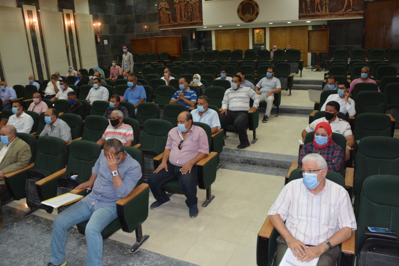 محافظ الغربية يجتمع برؤساء القرى