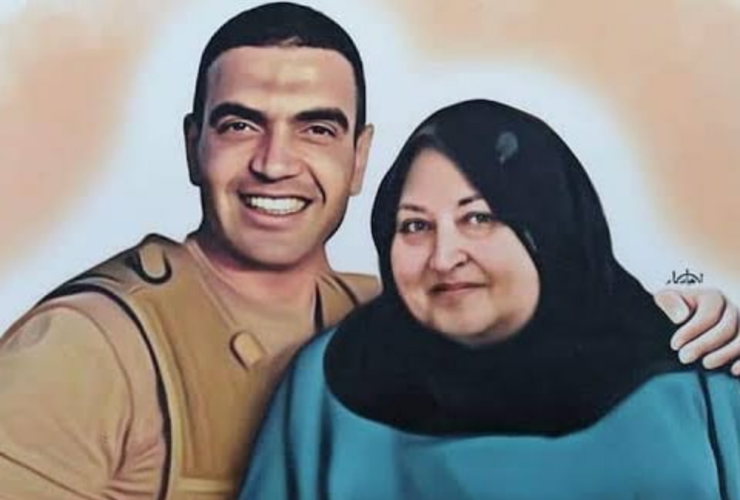 الشهيد احمد منسي ووالدته
