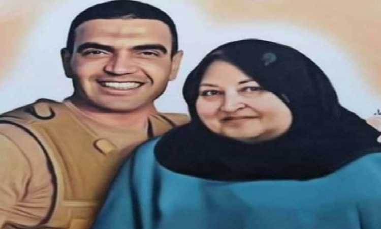 الشهيد أحمد المنسى مع والدته