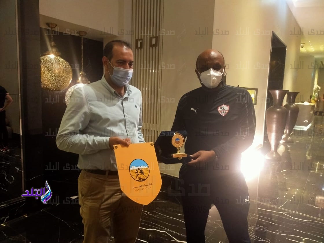 وفد المقاولون بالمغرب يزور بعثة الزمالك ويهدى درع الشركة 