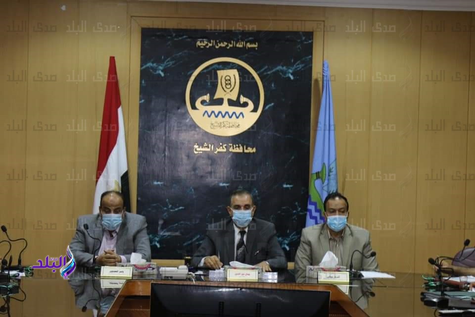 محافظ كفر الشيخ يوجه بسرعة الانتهاء من رصف الطرق