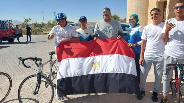 اطفال داون يصعدون الجلالة بالدراجة