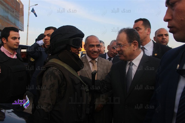 وزير الداخلية يتفقد الاكمنة
