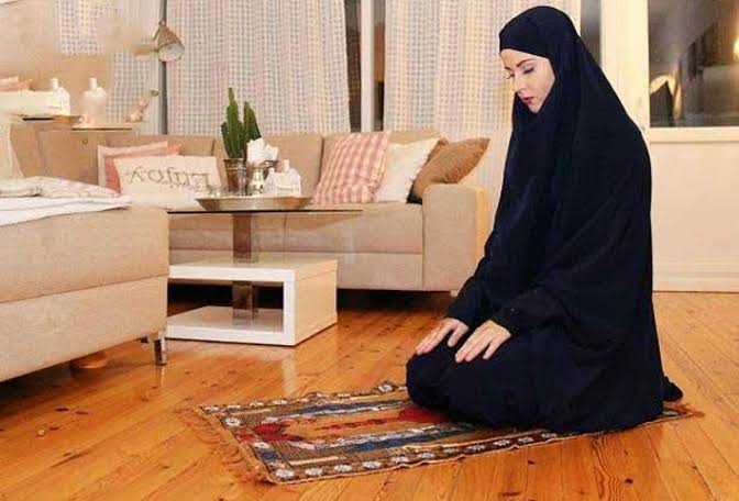 حكم الصلاة بمكياج خفيف..الافتاء توضح