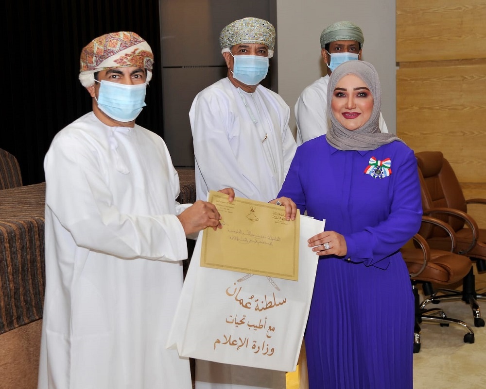 وزير الاعلام العماني يكرم عدد من النساء فى عيدهن
