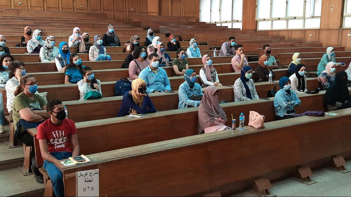 طلاب جامعة عين شمس 
