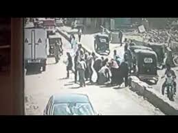 أم وطفلها يسقطان في بالوعة