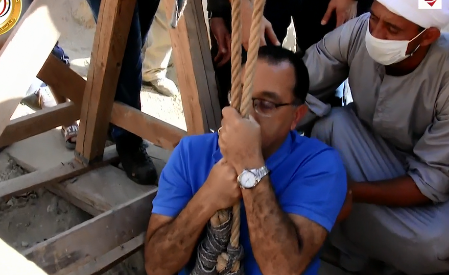 رئيس الوزراء يتفقد البئر الاثرى 
