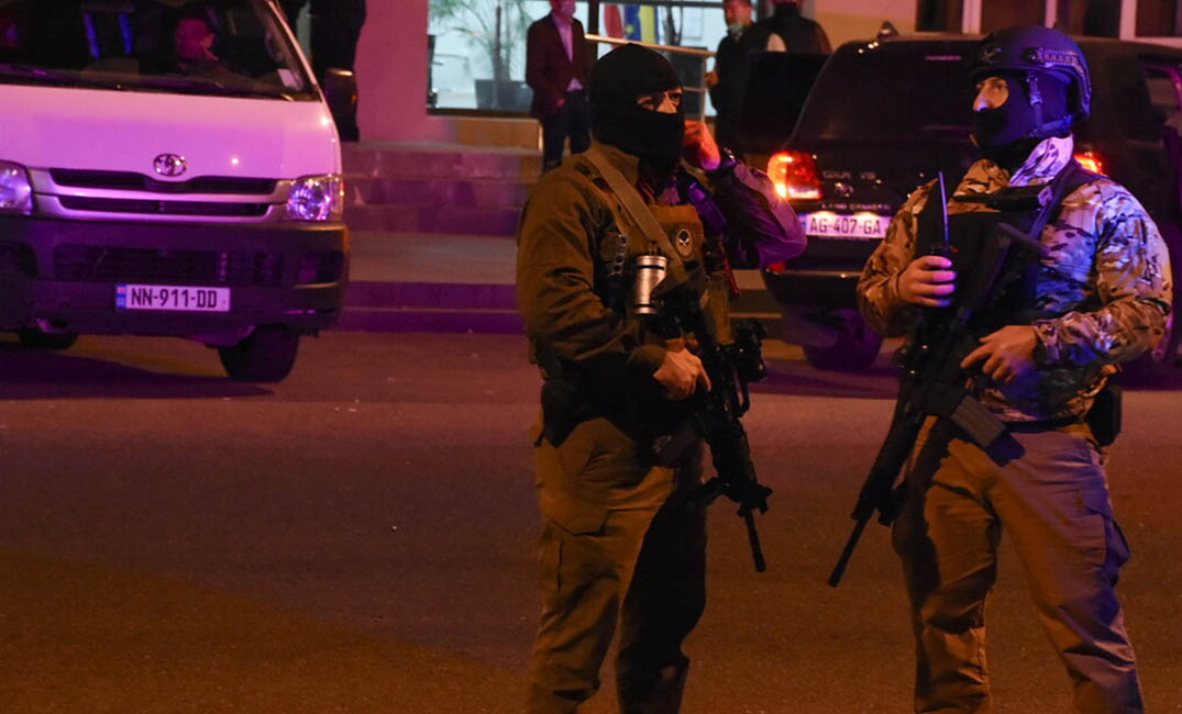 لحظة مغادرة مسلح لـ بنك في جوروجيا بعد سرقته