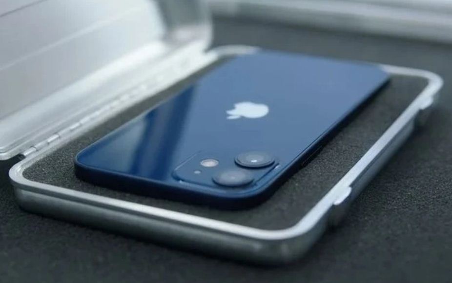 مقارنة بين iphone 12 SE و iphone 12 Mini..أيهما أفضل ؟