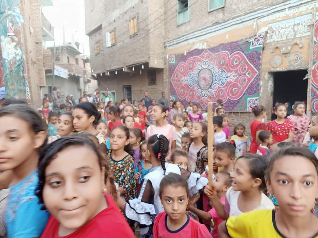 زفة اطفال دون اجراءات احترازية في الأقصر 