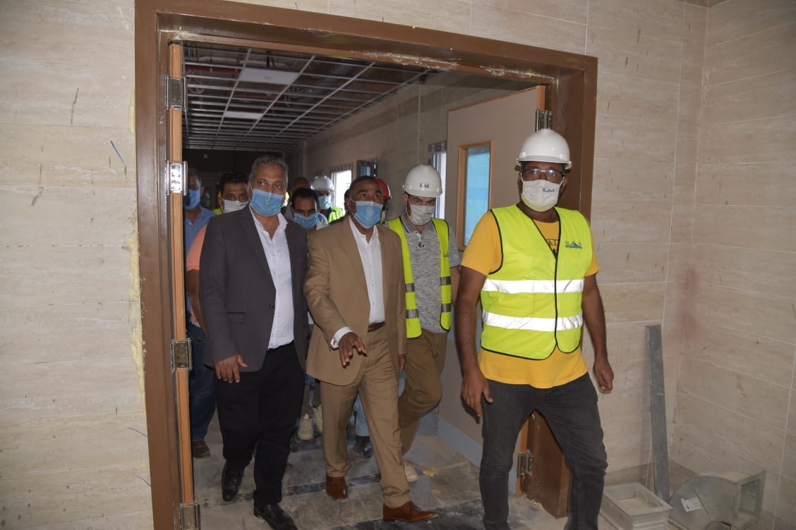 محافظ مطروح يتفقد المستشفى