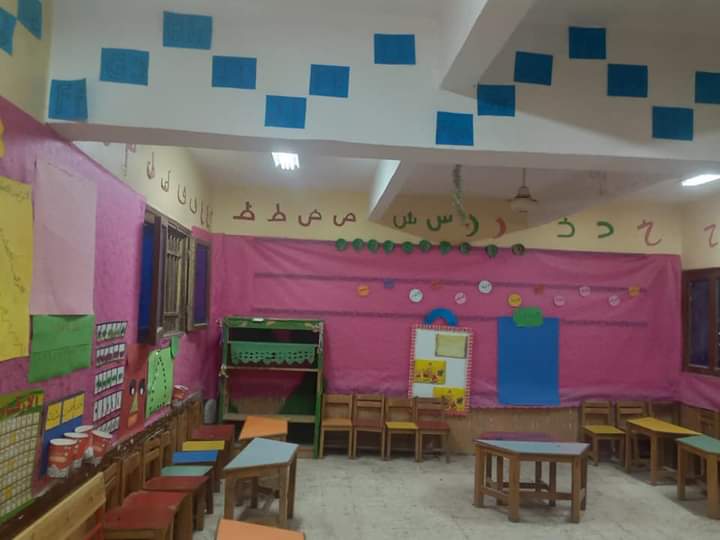 تركيب مظلات في محيط اللجان الانتخابية