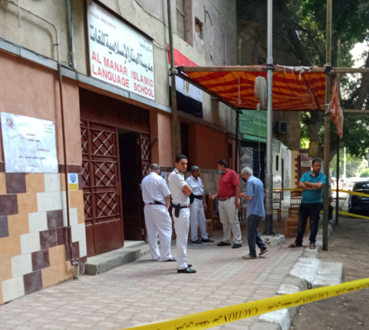 توافد كبار السن على لجنة مدرسة المنارة الإسلامية