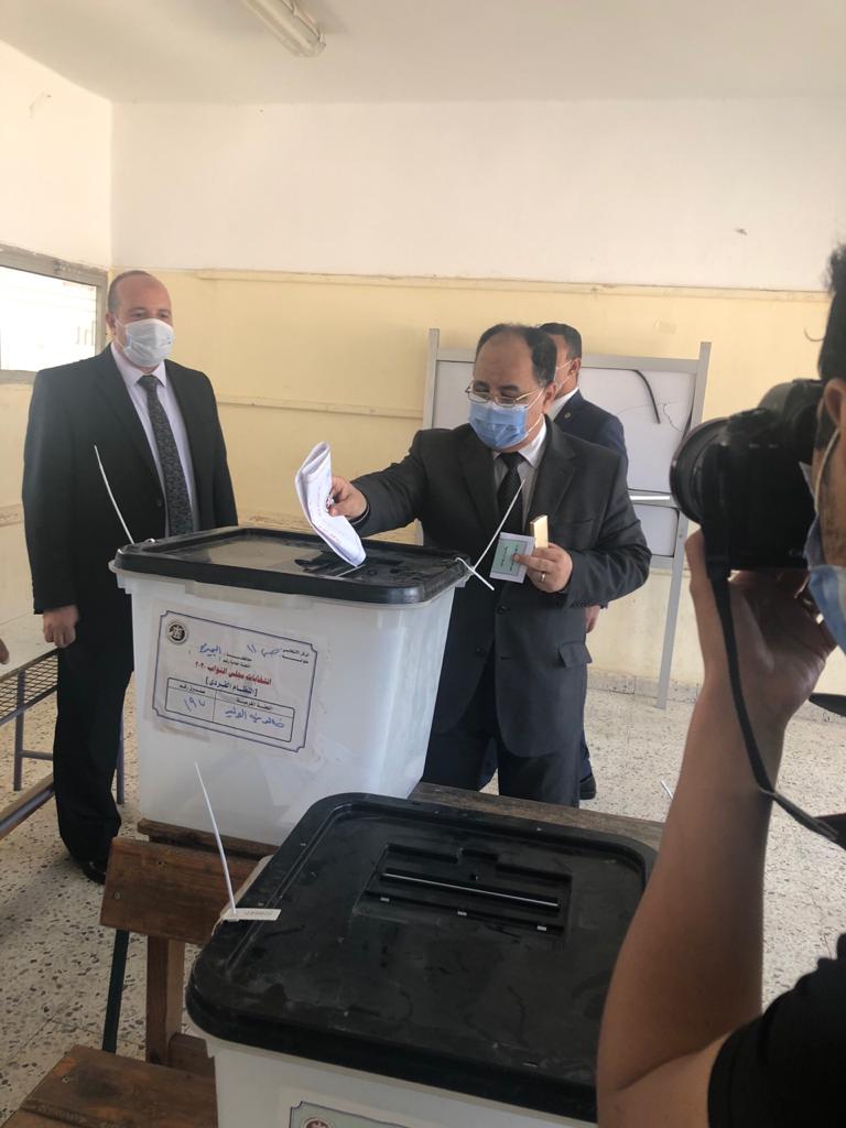وزير المالية يدلى بصوته فى الانتخابات البرلمانية 