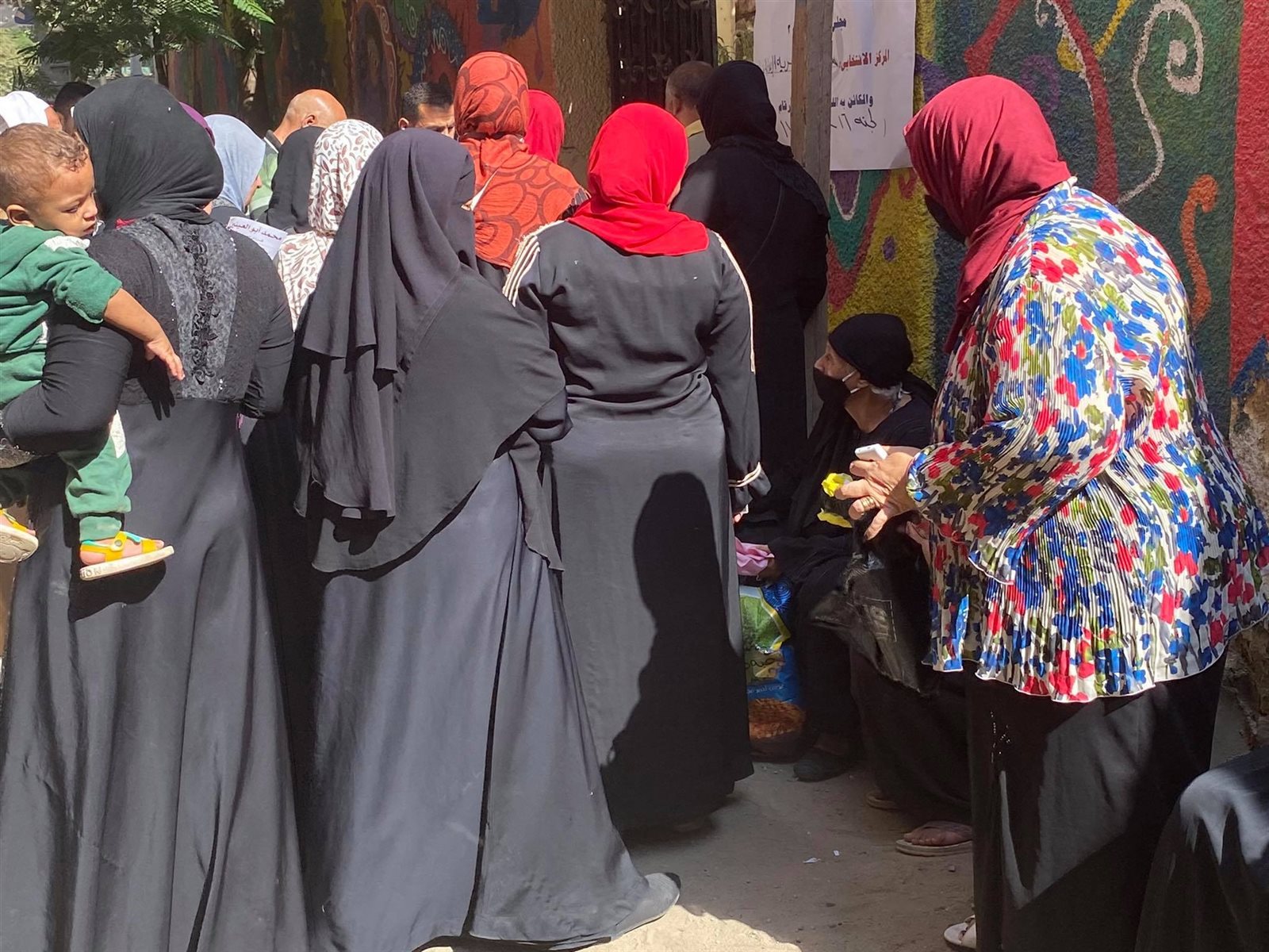 لسيدات تطغى في المدرسة المصرية بالجيزة خلال  الانتخابات