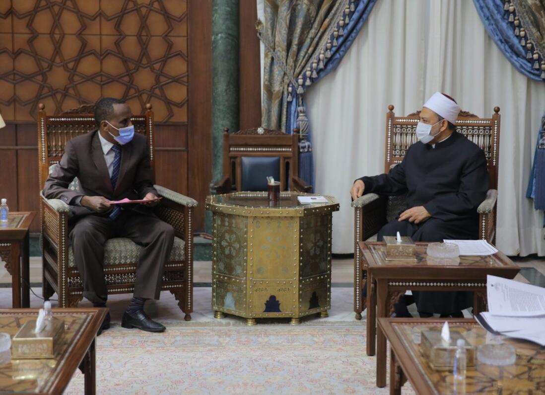 شيخ الأزهر يخصص 12 منحة لطلاب تشاد للدراسة بطب الأزهر 