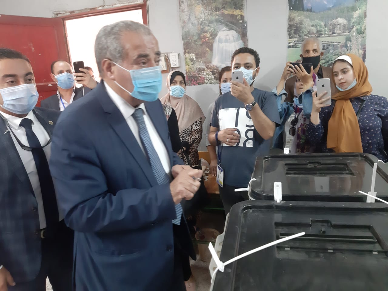 وزير التموين يدلى بصوته فى الانتخابات البرلمانية