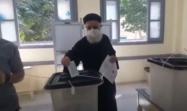 وكيل البابا تواضروس بالاسكندرية يدلي بصوته في انتخابات برلما