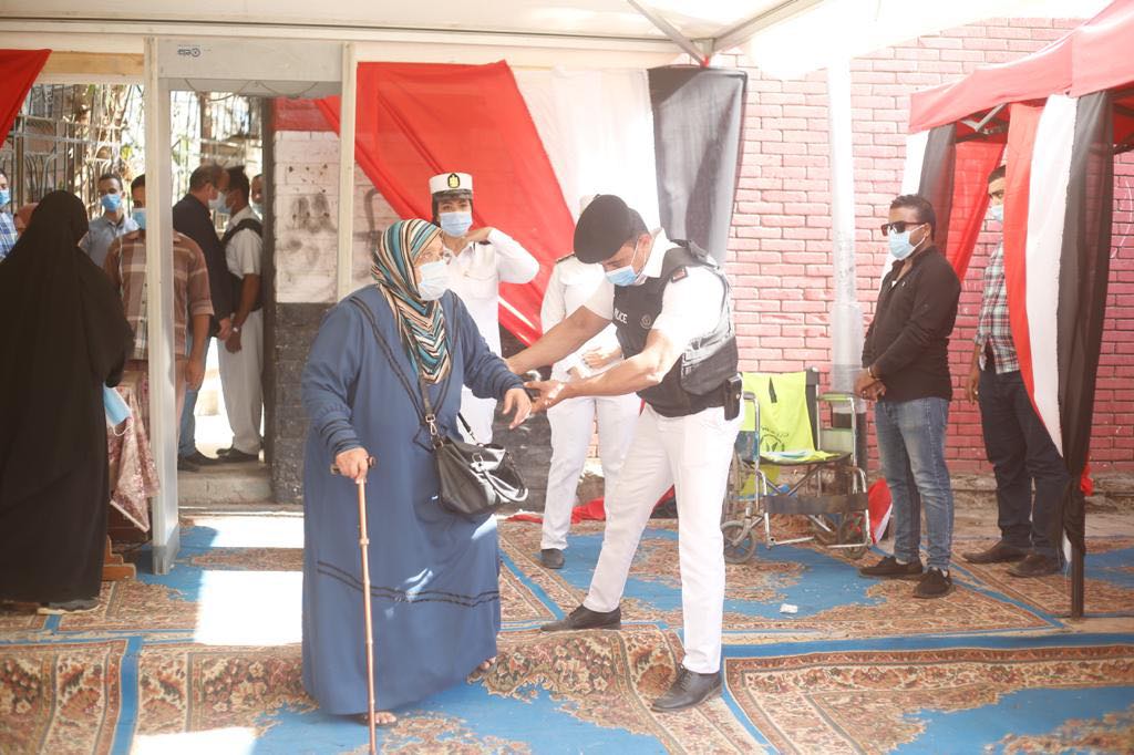 استمرار توافد الناخبين على لجان مدرسة القومية