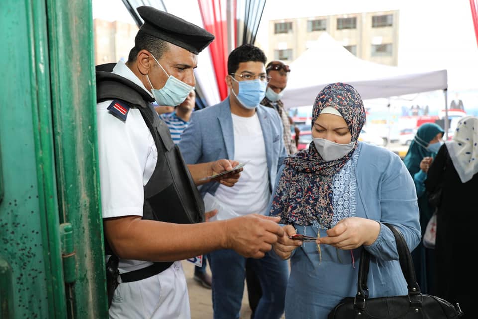 توافد المواطنين على لجنة العدالة بالجيزة بحلول المساء