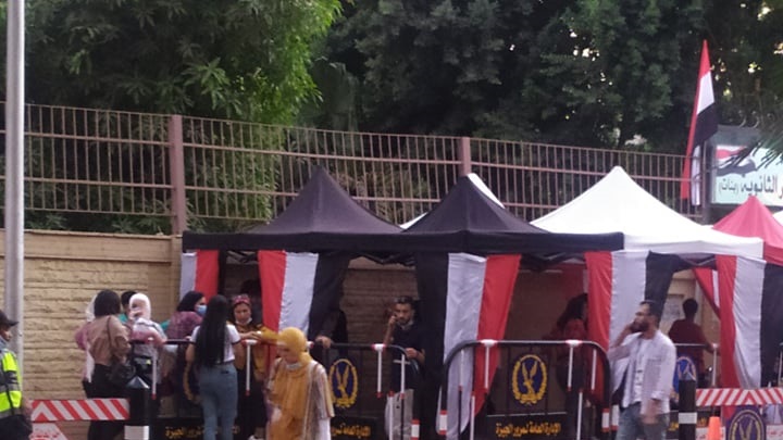 حضور مكثف لفتيات الدقي للتصويت في مدرسة جمال عبد الناصر