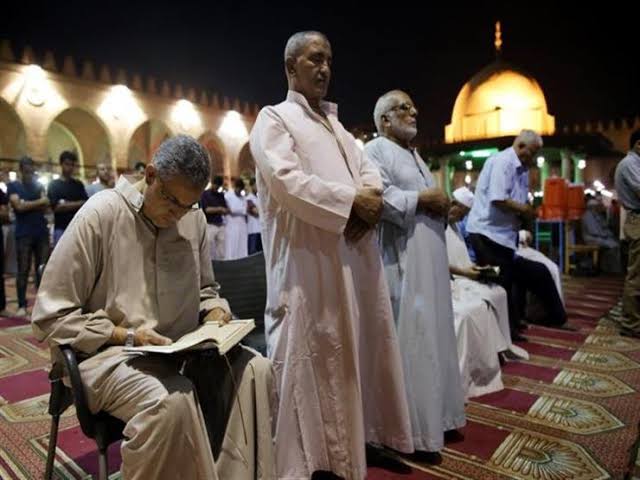 كيفية الصلاة على الكرسي في المسجد