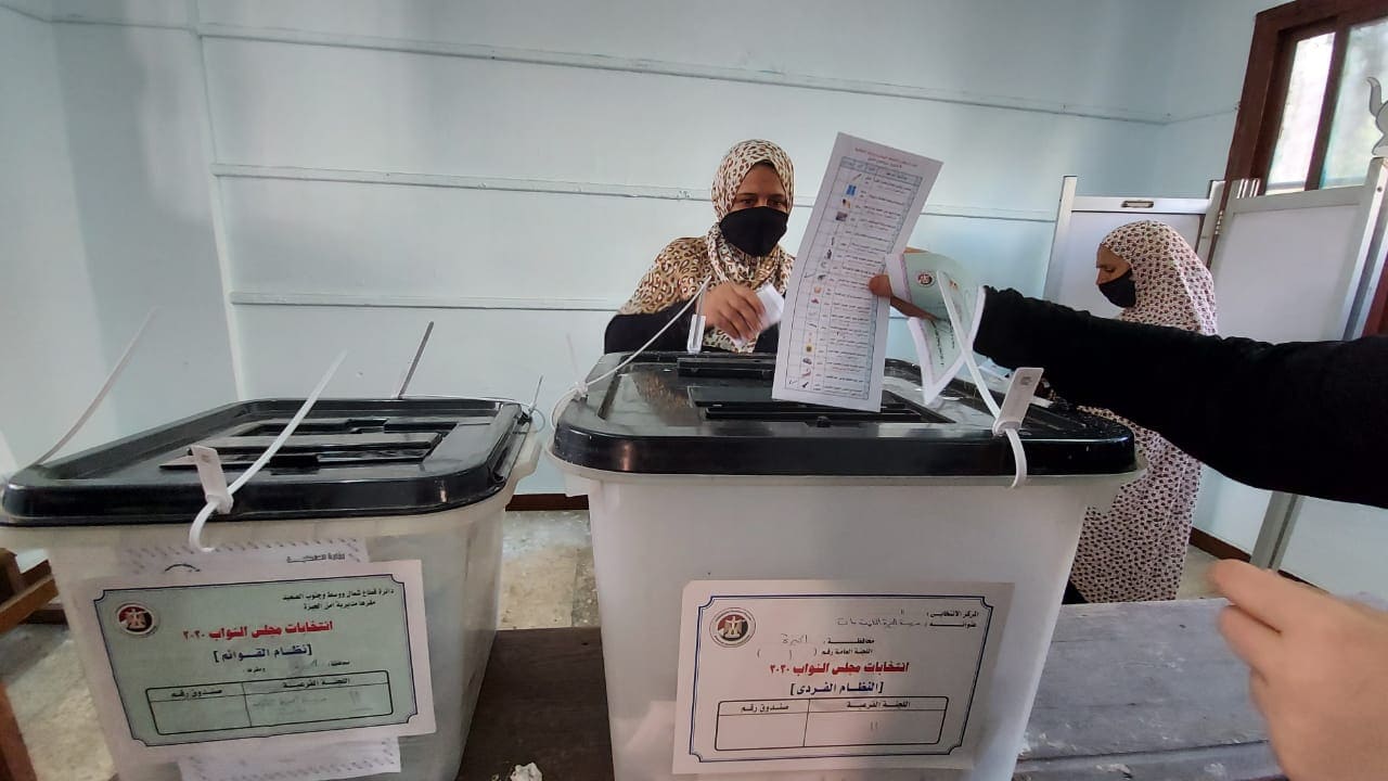 قبل نهاية اليوم الأول.. توافد الناخبين على لجنة مدرسة الجيزة