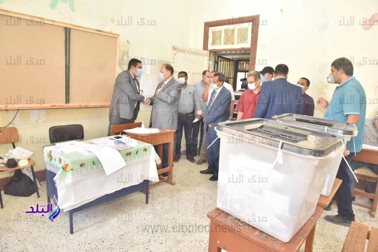 محافظ أسيوط يتفقد بعض مقار اللجان الانتخابية 