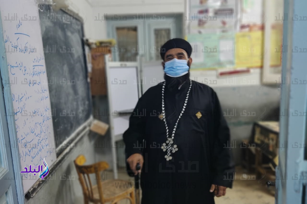 كاهن كنيسة العذراء مريم يدلي بصوته في إنتخابات مجلس النواب