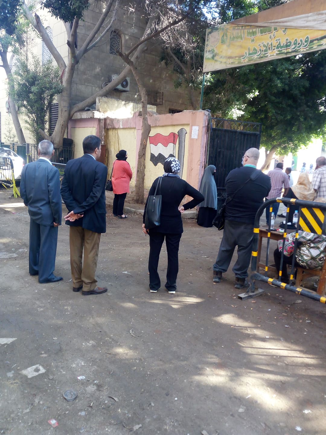 توافد الناخبين على مدرسة الأزهار