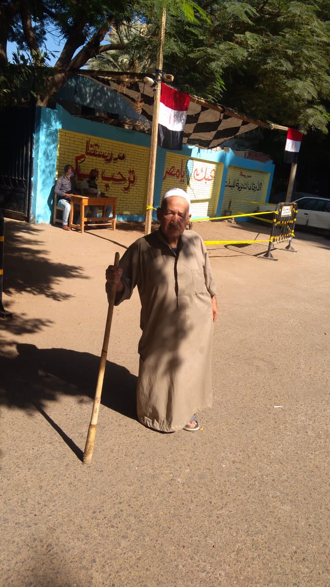 ناخب مسن في مدرسة الأوقاف